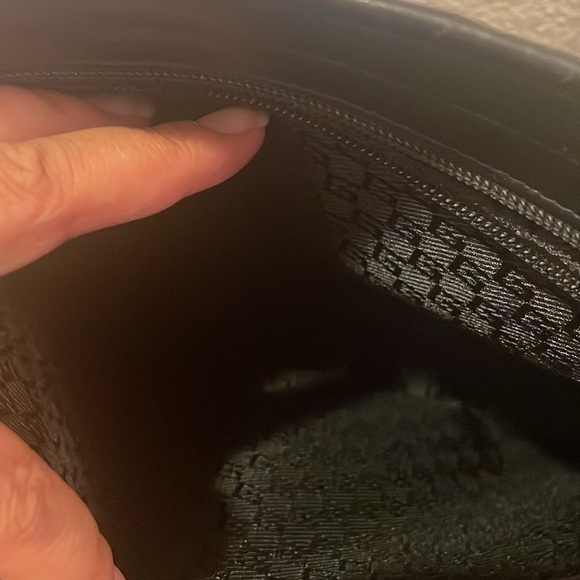 August Gucci Tote zipper closure - Picture 16 of 16